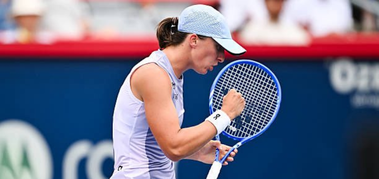 Iga Swiatek Cruises as Naomi Osaka Saves Match Points