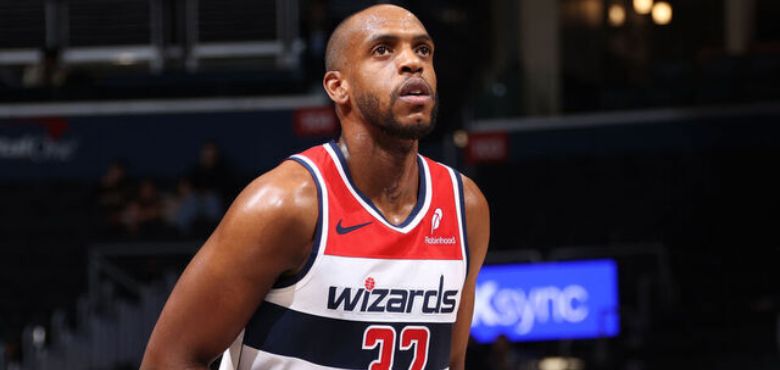 Khris Middleton Gets Ovation in Milwaukee Return